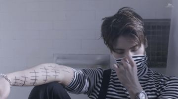 La sudadera de cuello de tortuga a rayas usada por Jong-hyun en su video musical Lonely (Feat. 태연)' MV