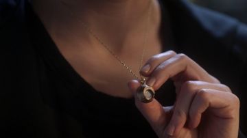 Collar de balas de Chloe Decker (Lauren German) en Lucifer S03E19