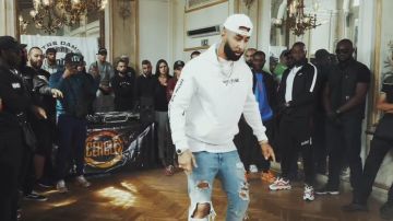 The jean tore out of The stone Marten in the video "Goes into the Circle - Season #2 / Episode 7" Sofiane