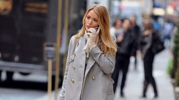 Le manteau gris à boutons de Serena Van der Woodsen (Bake Lively) dans Gossip Girl S03E13