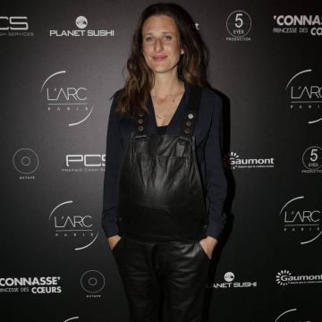 La salopette en cuir portée par Camille Cottin lors de la première du film Connasse, Princesse des cœurs le 23 avril 2015