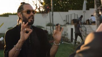 Gafas de sol de color amarillo claro usadas por Lance (Russell Brand) como se ve en Ballers S04E04