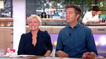 Le chemisier bleu de Anne-Élisabeth Lemoine dans C à Vous du 6 septembre 2018