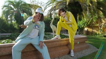 Les sneakers blanches avec semelles couleurs de Charles Vicomte dans le clip "Champagne & Pétou" de Lorenzo