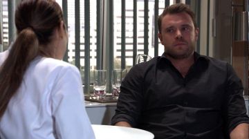 Camisa oscura usada por Drew Cain (Billy Miller) vista en el Hospital General