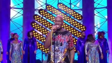 Le t-shirt bariolé de Kiddy Smile dans l'émission Quotidien du 04/09/18