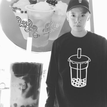 Sudadera de té de burbujas de Amber Liu en la cuenta de Instagram de @ajol_llama