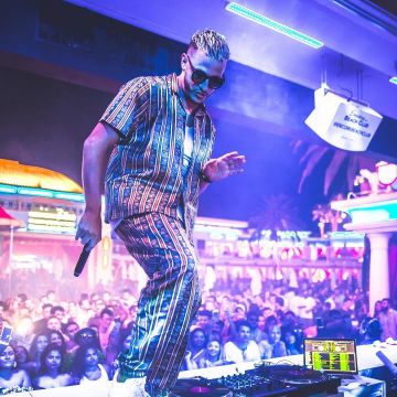 The shirt shiny striped by DJ Snake on his account Instagram @djsnake