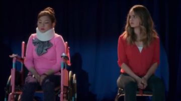 Camisa de cuello en V de Patty Bladell (Debby Rayan) en Insatiable S01E09