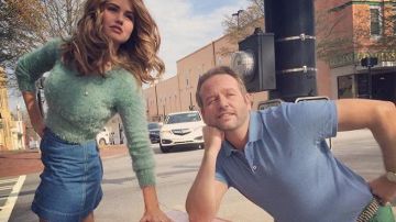 El jersey verde menta y la falda de mezclilla Patty Bladell (Debby Ryan) en Insaciable S01E01