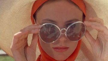 Gafas de sol redondas de gran tamaño de Tatiana (Jacqueline Bisset) en The Magnificent