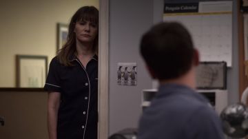 The pajamas Elsa Gardner (Jennifer Jason Leigh) in Atypical S02E10