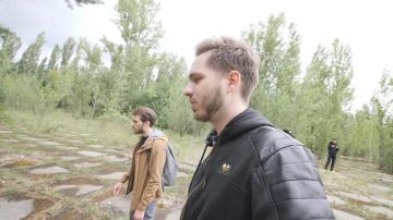 Le sweatshirt à capuche de Damien Laguionie dans sa vidéo YouTube "Exploration de Tchernobyl dans la zone radioactive"
