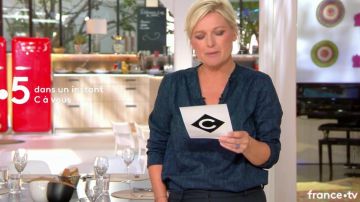 La blouse bleue portée par Anne-Élisabeth Lemoine dans C à Vous du 10 septembre 2018