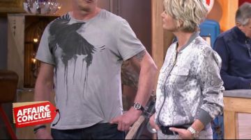 La montre argentée fond cadran rose de Sophie Davant dans Affaire conclue