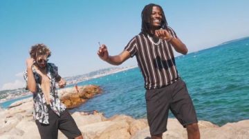 The t-shirt with stripes of Cheu-B in his video clip My insanity