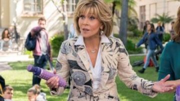 Printed white blazer of Grace Hanson (Jane Fonda) in Grace and Frankie S04E05