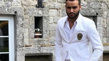 La veste blanche motif tête de mort dorée de Thibault Garcia dans Les Marseillais & Les Ch'tis vs Le Reste du Monde