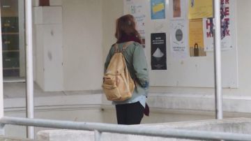 Beige backpack used by Eva Kviig Mohn (Lisa Teige) as seen in Skam S04E02