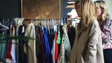 Robe Beige ver par Suki Waterhouse comme on le voit dans Suki Waterhouse: à l'Intérieur de l'Armoire | British Vogue