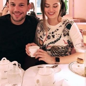 Imprimé Floral chandail porté par Debby Ryan sur son Instagram account @debboralien