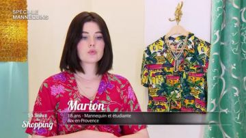La chemise bariolée en arrière plan dans Les Reines du Shopping Spéciale Mannequins