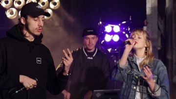 Le t-shirt Fila noir à bandes blanches de Le Motel dans le live "J’ai vu" de Roméo Elvis x Le Motel feat. Angèle