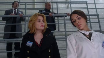 El abrigo negro con cuello rojo de Chloé Fisher (Emmanuelle Seigner) en Unsuspectable S01E01