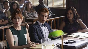 Vestido blanco y negro usado por Mary Andrews (Molly Ringwald) como se ve en la temporada 3 de Riverdale