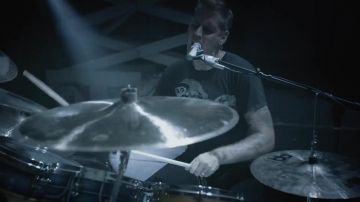 Camiseta Mount Rushmore de Brann Dailor en el video musical The Motherload de Mastodon