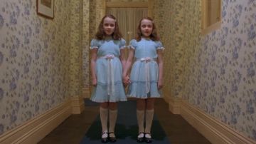 La robe bleue portée par les jumelles dans Shining