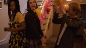 Traje de girasol usado por Sharice (Christina Offley) como se ve en Atypical S02E09