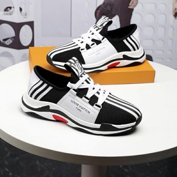 Zapatillas Louis Vuitton en blanco y negro en la cuenta de Instagram de @didas_k57