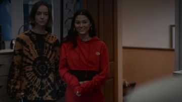 Le sweatshirt orangé de Casey Gardner (Brigette Lundy-Paine) dans Atypical S02E06