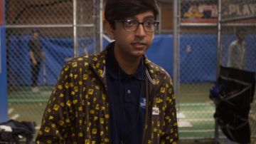 The vest Fila logo box yellow worn by Zahid (Nik Dodani) in Atypical S02E08