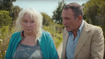La chemise bleue rayée de Jacques Pora (Jean Dujardin) dans I Feel Good