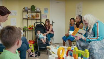 Le blouson bleu turquoise de Monique Pora (Yolande Moreau) dans I Feel Good