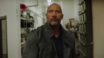 Daim veste portée par Spencer Strasmore (Dwayne Johnson) comme on le voit dans Ballers S04E01