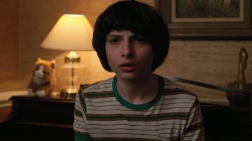 La peluche chat en arrière plan de Mike Wheeler (Finn Wolfhard) dans Stranger Things S2E2