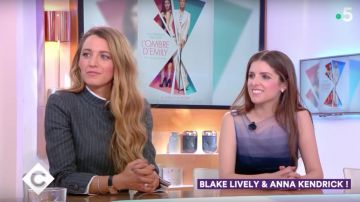 Le tailleur pantalon gris rayé en tweed col mao porté par Blake Lively dans C à Vous du 21 septembre 2018