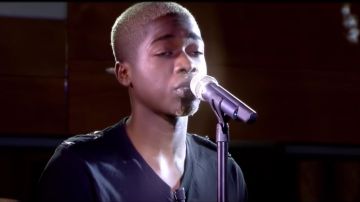 The black t-shirt with shoulder pads worn by MHD for live sound in C to You of September 20, 2018