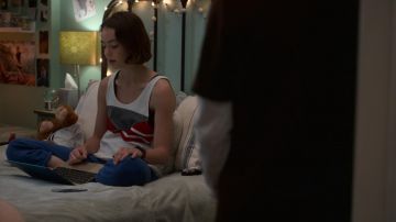 Le débardeur porté par Casey Gardner (Brigette Lundy-Paine) dans Atypical S02E07