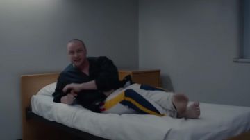 La pantalon de jogging blanc à bandes jaunes et bleues de Kevin Wendell Crumb (James McAvoy) dans Glass