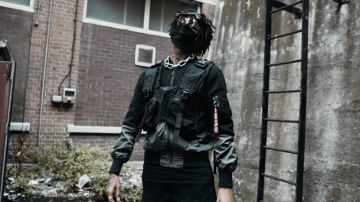 Chaleco negro usado por Scarlxrd como se ve en su video musical "I Need space"