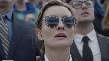 Gafas de sol usadas por Laz Ingram (Natascha McElhone) como se ve en The First