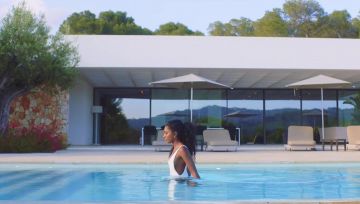 La villa ibicenca en el clip 079ME de B Young