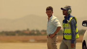 Chemise bleu clair porté par Lance Miller (Jonathan Bailey) comme on le voit dans les de Tom Clancy, Jack Ryan S01E06