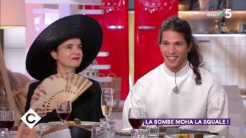 Le sweatshirt blanc Lacoste de Moha La Squale dans C à Vous du 13 septembre 2018