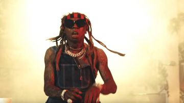 El mono de mezclilla de Lil Wayne en el videoclip "Swizz Beatz - Pistol On My Side (P.O.M.S)"