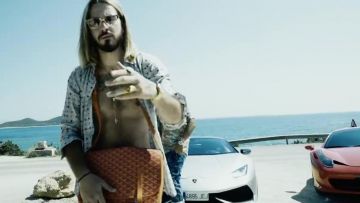La chemise à pois portée par SCH dans son video clip "International Gangstas" avec Farid Bang, Capo, 6ix9ine